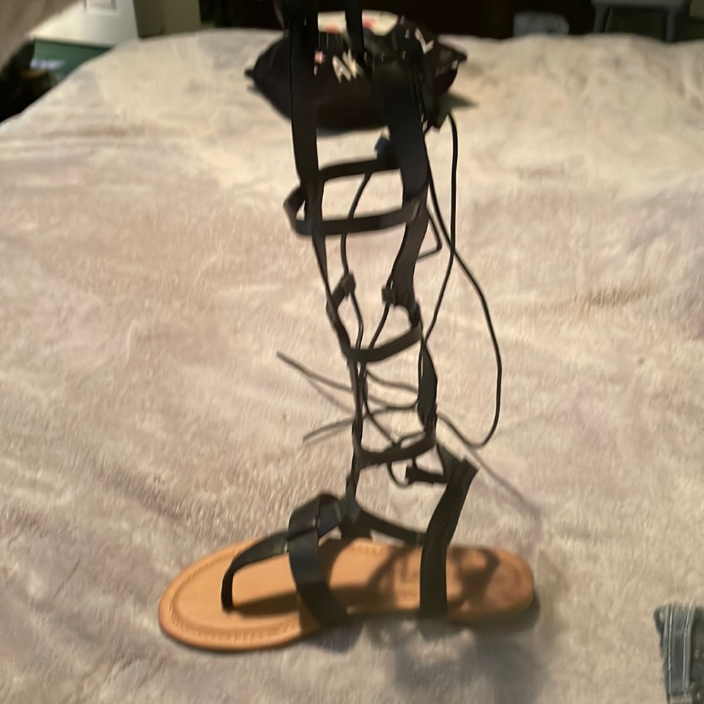 Sandal shoes